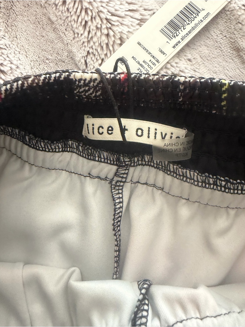 Alice + Olivia Black & Cream Plaid Elastic Waist Joggers - Picture 4 of 5